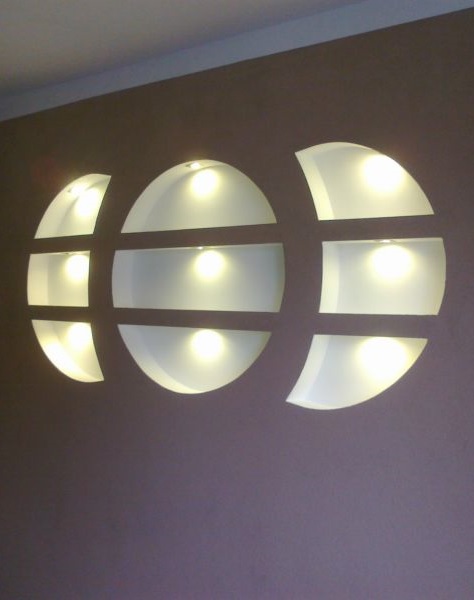 Ozdobne-polki-z-regipsu-oswietlenie-led